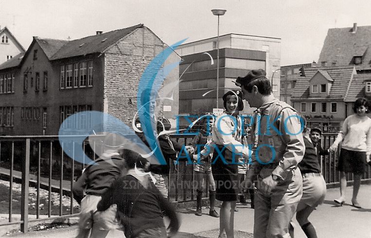 Έλληνες πρόσκοποι και οδηγοί σε κοινό πρόγραμμα δράσης στο Ρόιτλιγκεν το 1970.