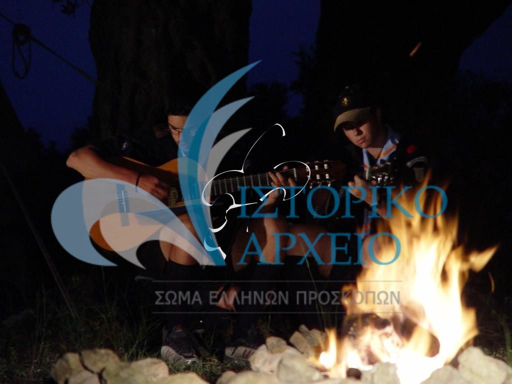 Κιθάρες, τραγούδια και χαρά γύρω από την Πυρά της κατασκήνωσης του 5ου Ιωαννίνων στη Κέρκυρα το 2004.