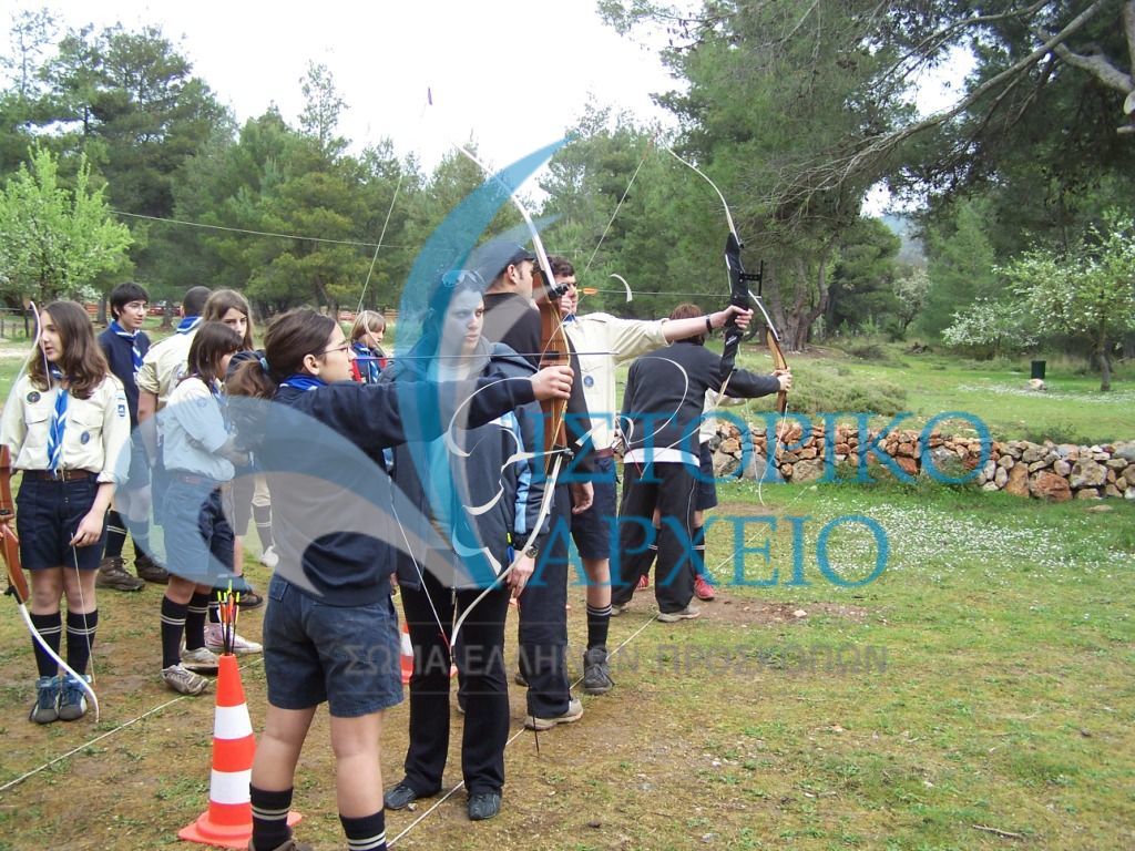 Πρόσκοποι σε πρώτη επαφή με την τοξοβολία.