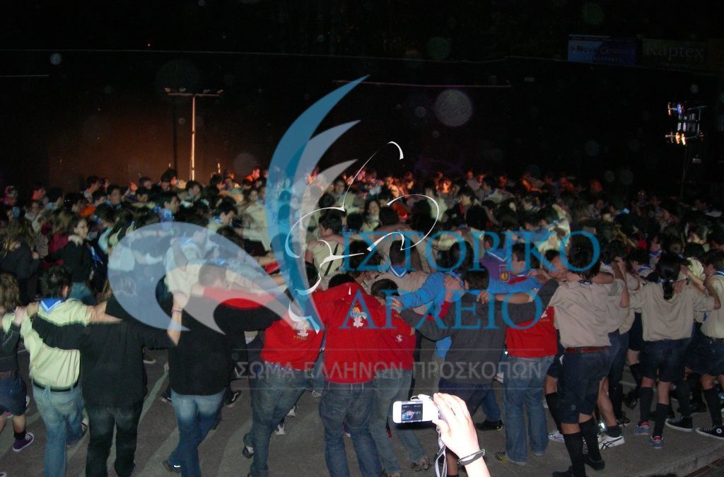 Ένας μεγάλος χορός από ανιχνευτές στην πυρά λήξης της 23ης ΠΑΠΕ στη Λάρισα το 2007.