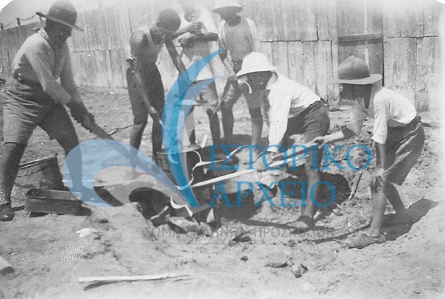 Πρόσκοποι του Πορτ Σαιδ προσπαθούν να ζεστάνουν το φαγητό τους στην εκδρομή στο Καϊρο το 1930.