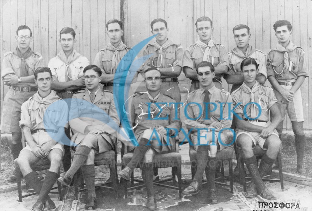 Οι βαθμοφόροι της 2ης Ομάδας Πορτ Σαιδ το 1935. Από αριστερά: Π. Κοϊνιδης, Ν. Πρίνος αρχηγός, ο ΤΕ Σπ. Δαρζέντας. Όρθιοι: Πλακωτάρης Ν., Αν. Κοινίδης, Ιωαν. Κοϊνίδης.