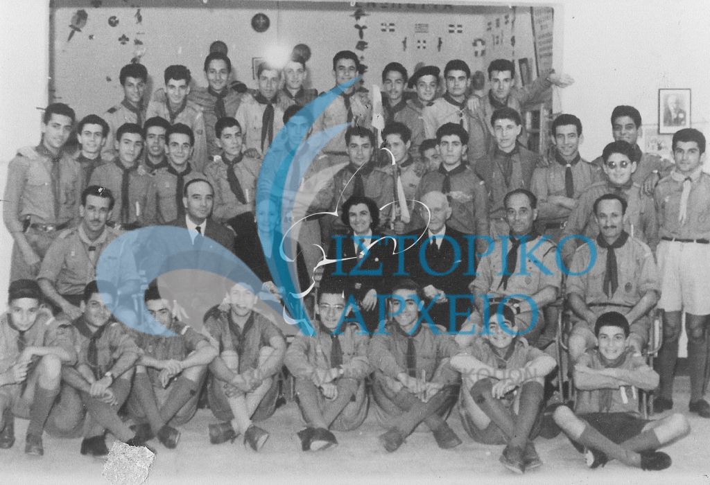 Πρόσκοποι, βαθμοφόροι, με εφόρους μέλη του ΤΠΣ και έφορο των Οδηγών στο Προσκοπείο Πορτ Σαιδ το 1955.