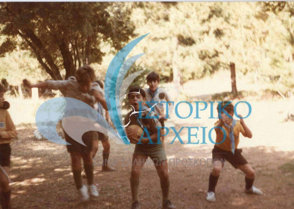 Πρόσκοποι του Κολωνού σε ομαδικά παιχνίδια σε εκδρομή στη Πάρνηθα το 1985.
