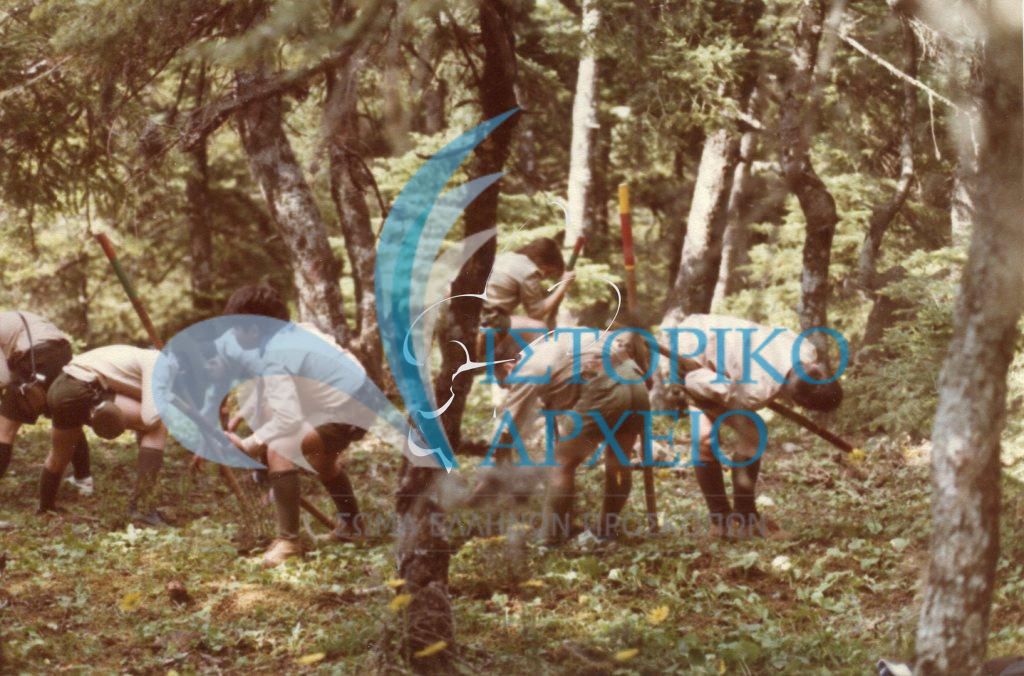 Ενωμοτία προσκόπων σε παιχνίδι στο δάσος της Πάρνηθας το 1984.