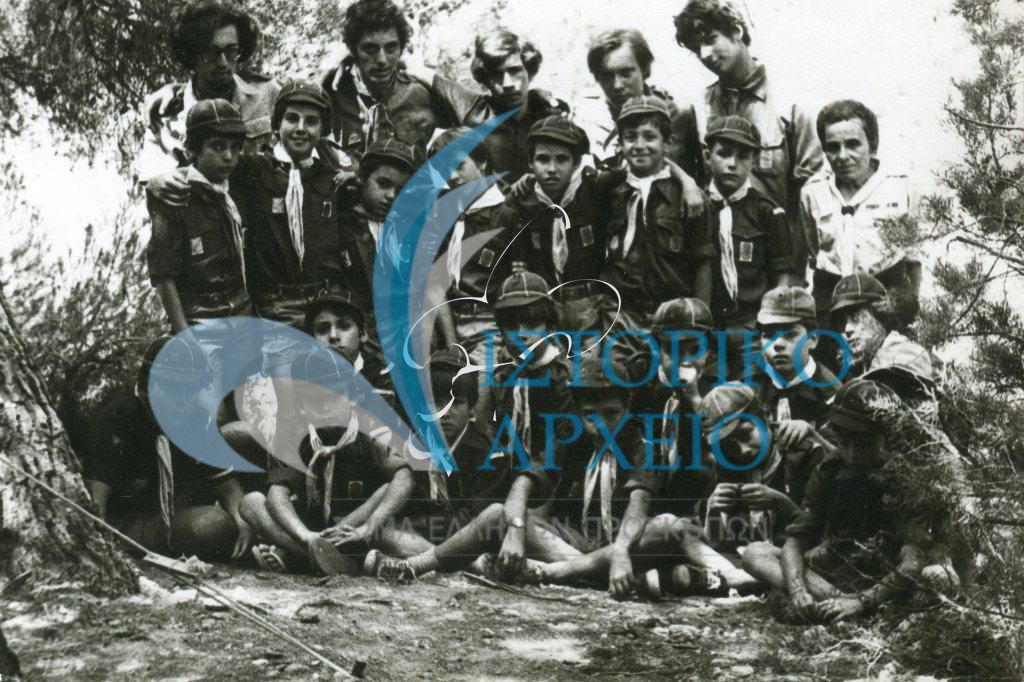 Η Αγγελική Ρουμπέση με λυκόπουλα της 17ης Αγέλης Ακροπόλεως σε κατασκήνωση στη Ραφήνα το 1974.