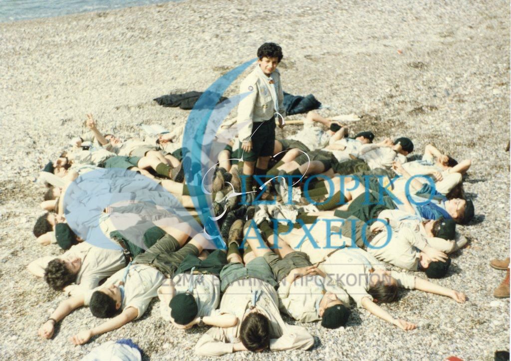 Πρόσκοποι σχηματίζουν έναν ανθρώπινο αστερία σε παραλία. Φωτογραφία συμμετείχε σε φωτογραφικό διαγωνισμό για βαθμοφόρους το 1996.
