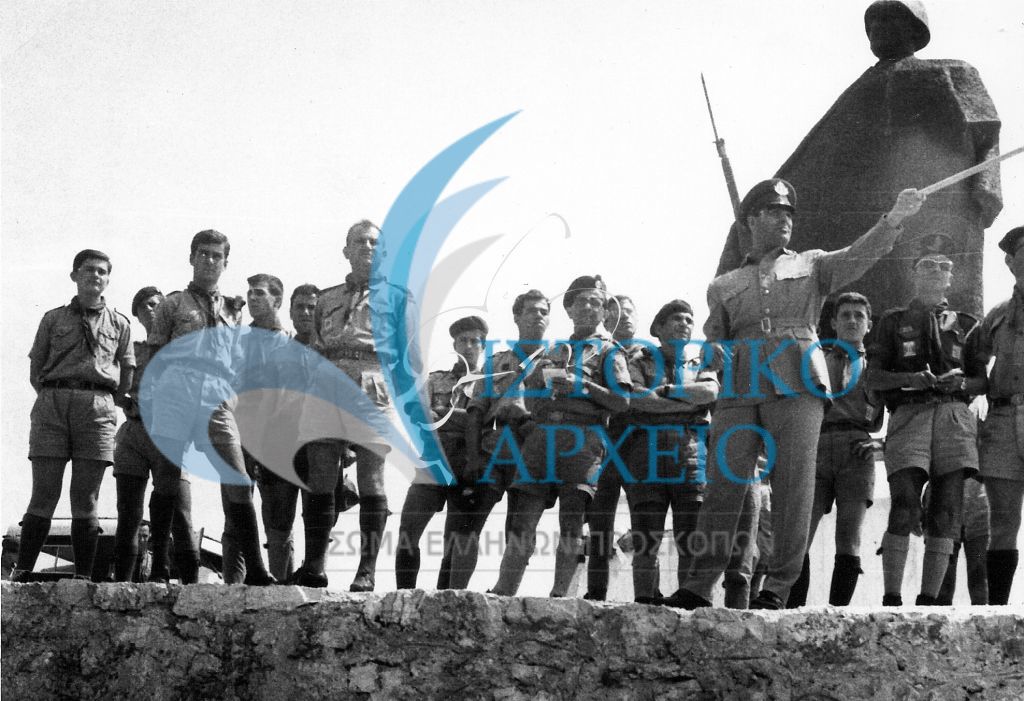 Αξιωματικός του Στρατού περιγράφει σε προσκόπους την Μάχη Καλπακίου κατά τον ελληνοϊταλικό πόλεμο κατά την επίσκεψή τους στην περιοχή.
