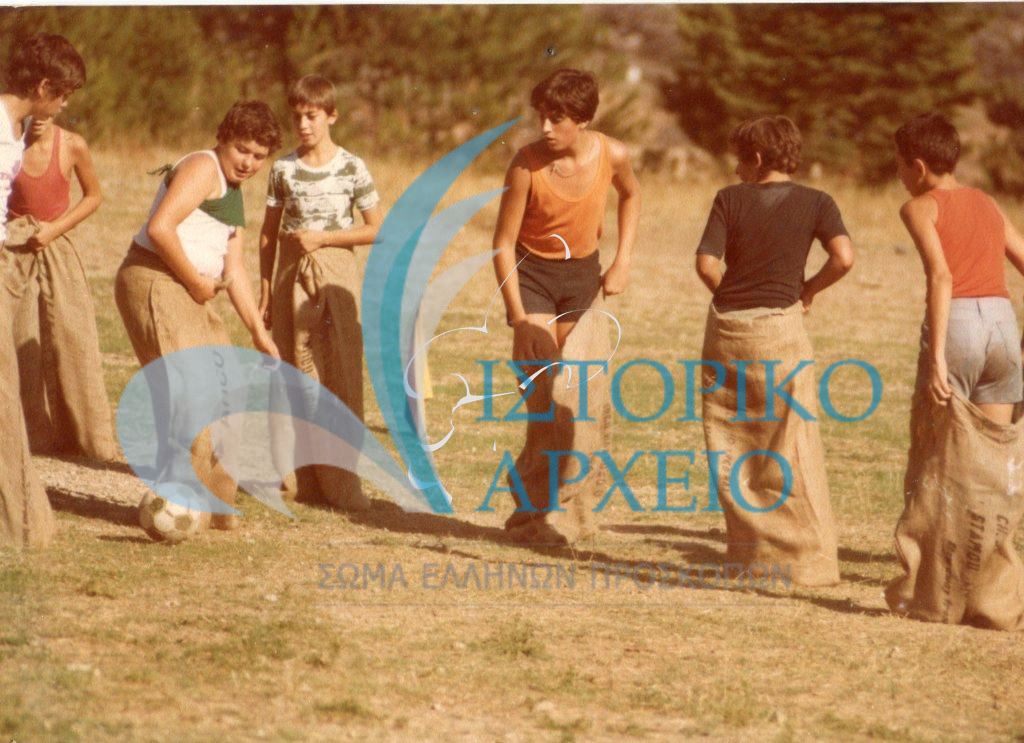 Πρόσκοποι της Δάφνης στο παιχνίδι "Κλώτσιαλ" σε κατασκήνωση στο Παρνασσό το 1978.