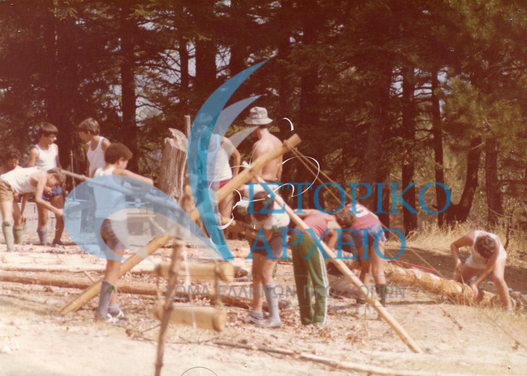 Πρόσκοποι της Δάφνης σε ώρα μεγάλων κατασκευών στην κατασκήνωση τους στο Παρνασσό το 1978. 