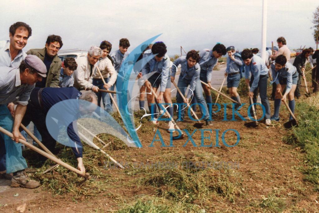 Αεροπρόσκοποι στην δράση "Εβδομάδα Καθαριότητας" στην Ρόδο το 1984. Διακρίνεται ο ΠΕ Γ. Αγαπίδης και ο έφορος Κ. Ζερβός.