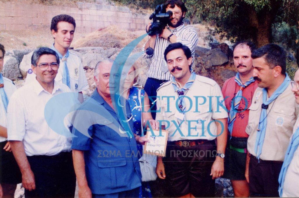 Ο Πρόεδρος της Κυπριακής Δημοκρατίας Σπ. Κυπριανού με αντιπροσωπεία κύπριων προσκόπων παραλαμβάνει το αναμνηστικό της συνάντησης "Φιλία 1994" από τον ΓΕ Χρ. Λυγερό.