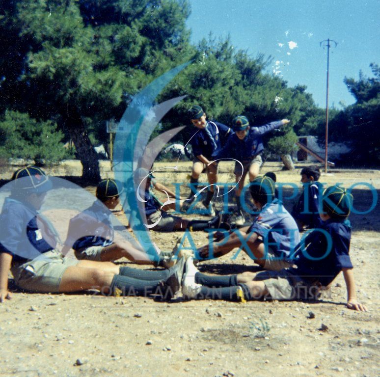 Λυκόπουλα της Δάφνης σε παιχνίδια κατασκήνωσης στη Ραφήνα το 1973.