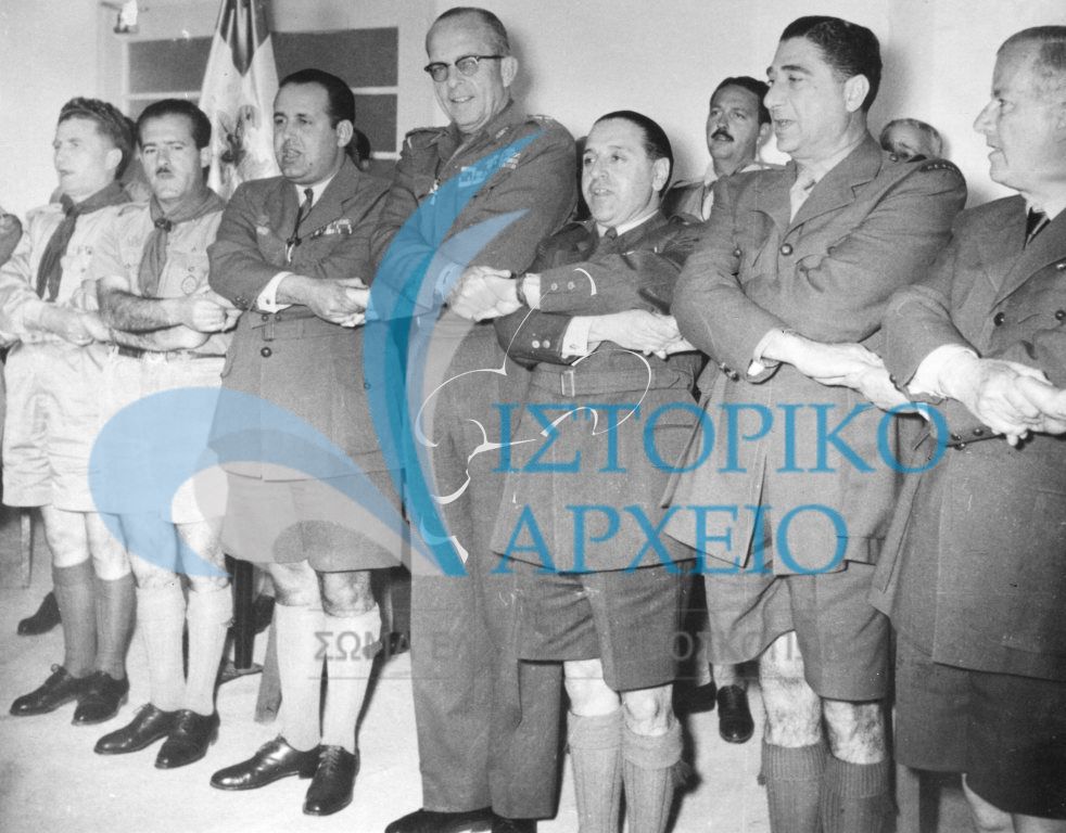 Ο Βασιλίας Παύλος με τον ΓΕ Δ. Αλεξάτος με τον Δ. Μακρίδη στο τραγούδι του αποχαιρετισμού στην Πανελλήνια Συνάντηση Περιφερειακών Εφόρων.