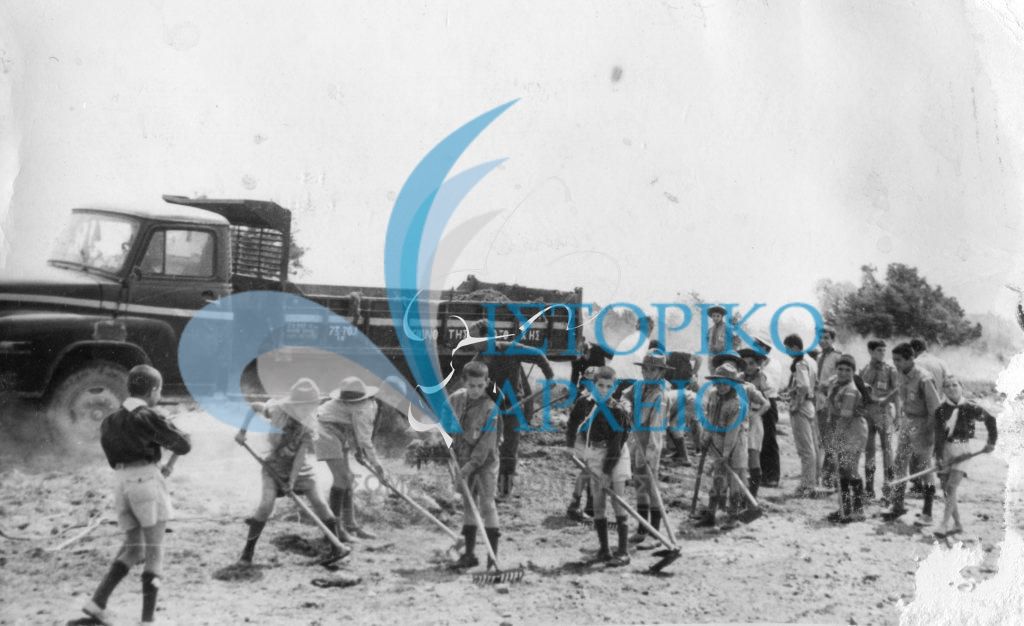 Πρόσκοποι της Κατοχής Αιτ/νίας σε δράση καθαρισμού ακτών της περιοχής τους το 1977.
