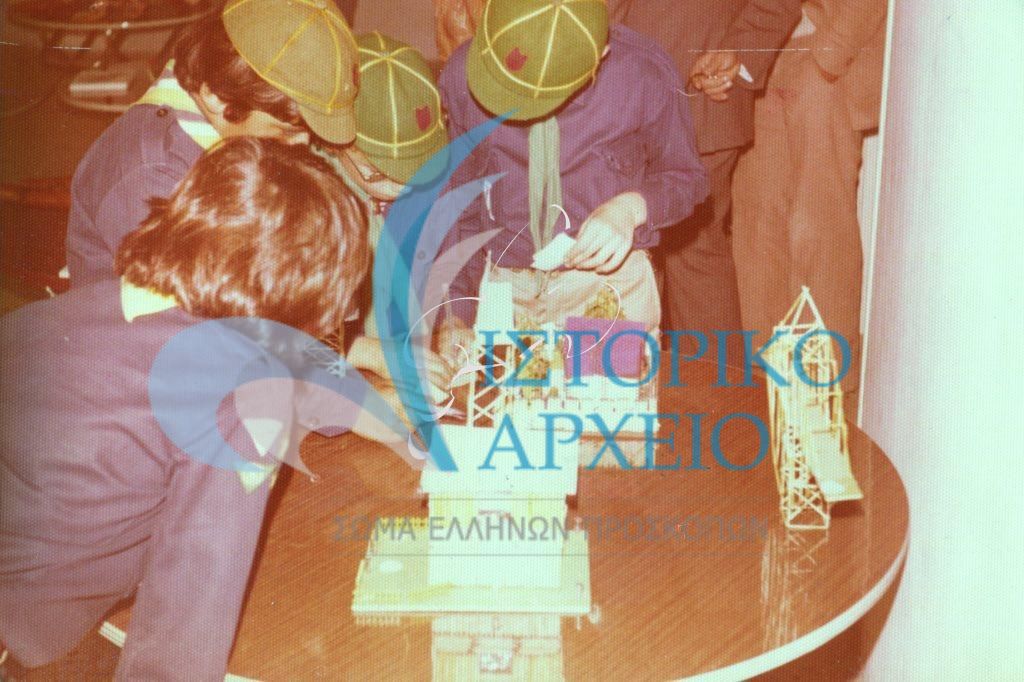 Λυκόπουλα της ΠΕ Ανατολικής Αττικής παρουσιάζουν τις χειροτεχνίες τους σε έκθεση το 1977.