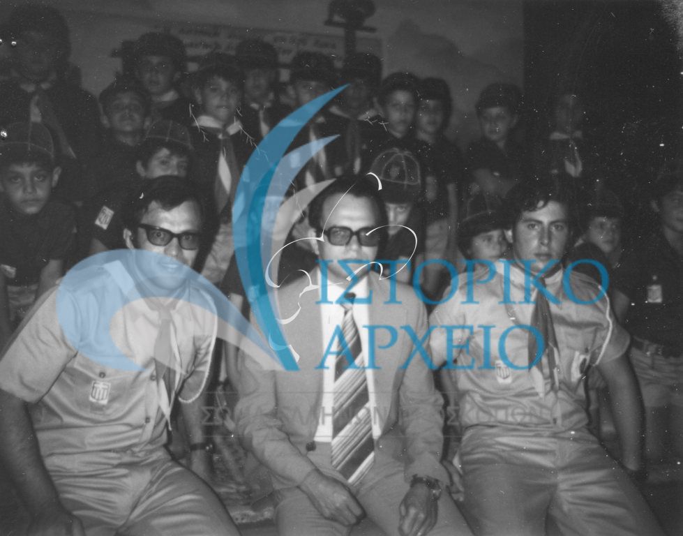 Στιγμιότυπο εκδήλωση της ελληνικής 1ης Αγέλης Λυκοπούλων Ζαϊρ (νυν Λαϊκή Δημοκρατία του Κονγκό) το 1977. Αρχηγός: Κ. Παπακωνσταντίνου, Πρόξενος: Β. Βασσάλος, Αρχηγός Αγέλης: Γ. Κρούσκος.