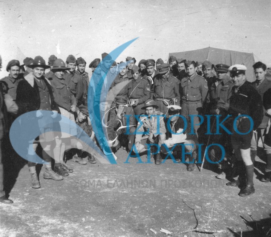 Πρόσκοποι της Θεσσαλονίκης επισκέπτονται στρατιωτικά τμήματα της περιοχής του κατά την διάρκεια του εμφυλίου πολέμου.