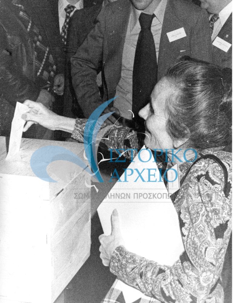 Η Αγγελική Ρουμπέση ενώ ψηφίζει στις πρώτες εκλογές για το ΔΣ του ΣΕΠ.