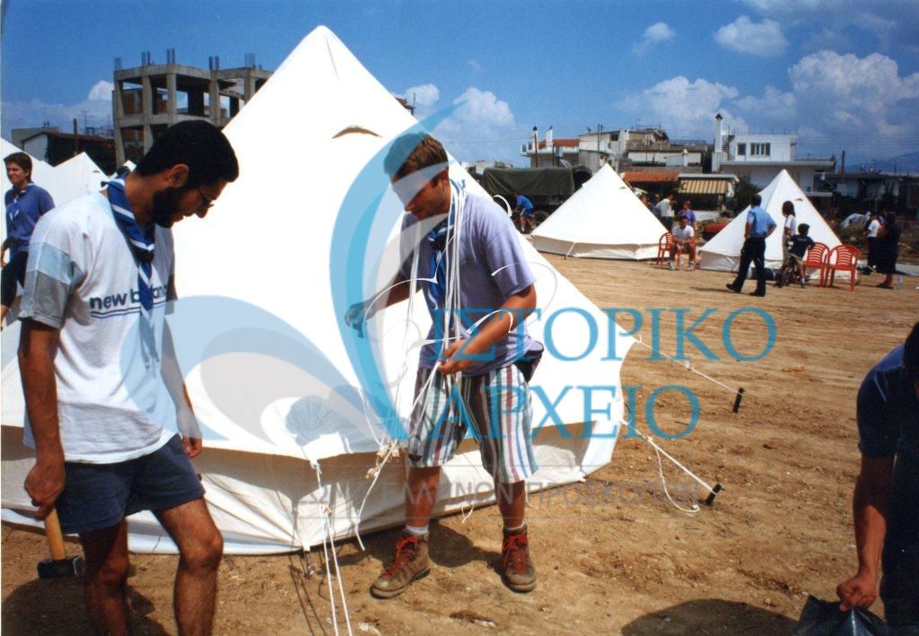 Πρόσκοποι βοηθούν στην δημιουργία καταυλισμού σεισμοπλήκτων στην Δυτική Αττική το 1999. 