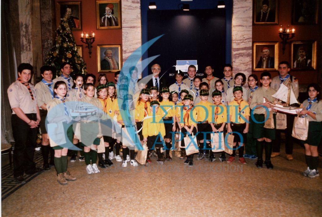 Πρόσκοποι του Λυκαβηττού με τον Πρόεδρο της Βουλής των Ελλήνων Απόστολο Κακλαμάνη στα Πρωτοχρονιάτικά Κάλαντα του 2002.