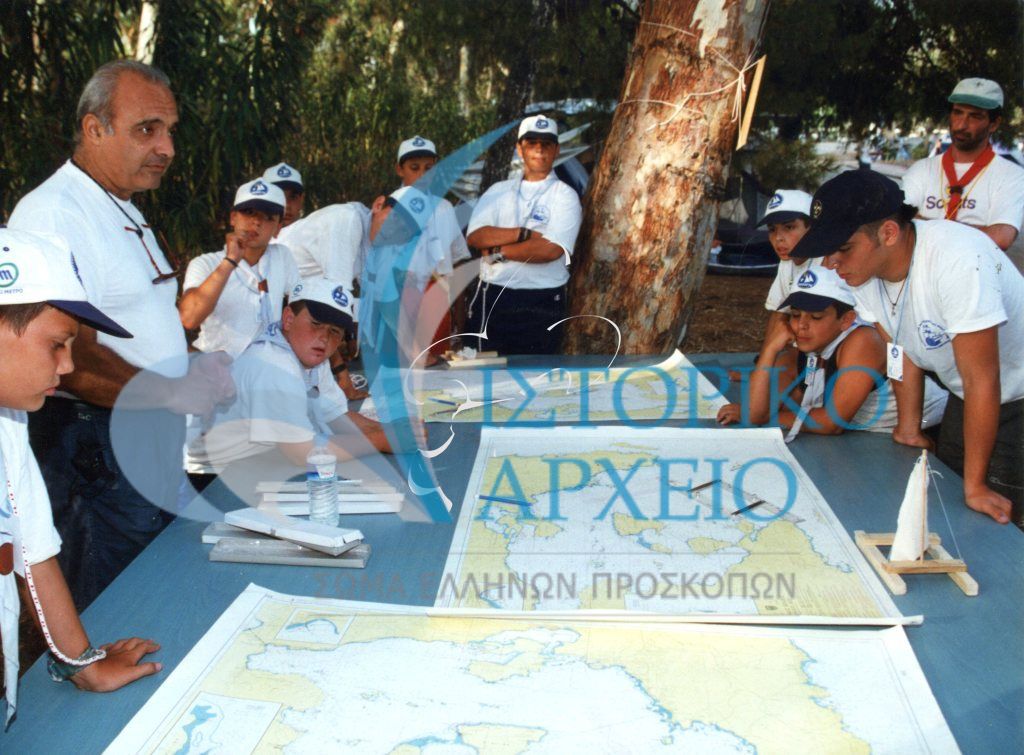 Ναυτοπρόσκοποι μαθαίνοντας να διαβάζουν ναυτικούς χάρτες στην Ρεγκάττα του 2003.