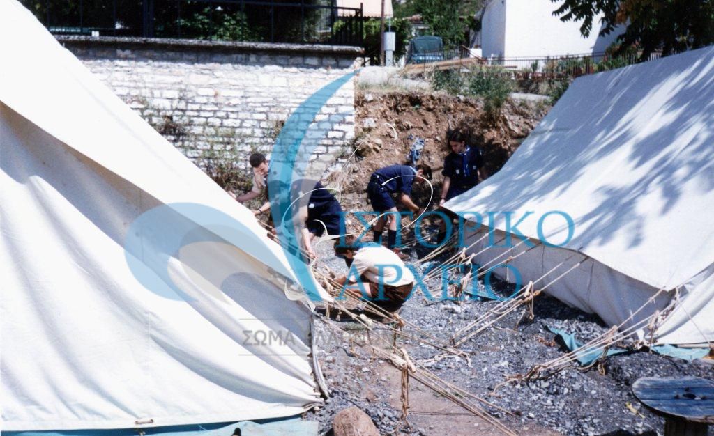 Πρόσκοποι βοηθούν στην δημιουργία καταυλισμού σεισμοπλήκτων στη Κόνιτσα το 1995.
