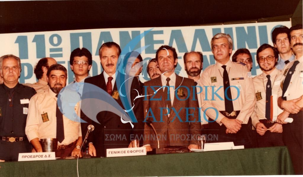 Αναμνηστική φωτογραφία με βαθμοφόρους του 11ου Πανελληνίου Προσκοπικού Συνεδρίου το 1983. Διακρίνεται ο ΓΕ Γ. Ασημακόπουλος και ο Δήμαρχος Αθηναίων Δ. Μπέης.