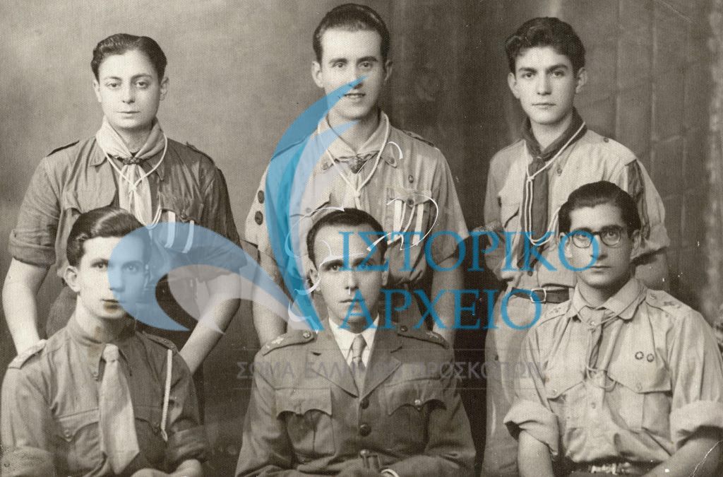 Οι βαθμοφόροι της 14ης Ομάδας Άρεως στην τελευταία τους φωτογραφία πριν την κατοχή. Διακρίνονται: Ο αρχηγός Ομάδας (στη μέση) Ηλίας Αθανασιάδης, Νίκος Πετρόπουλος, Φρίξος Ζαρπαλάς, Φίλιππος Φυλαχτός, Δημοσθένης Πατρινός, Νίκος Χατζησάββας. 