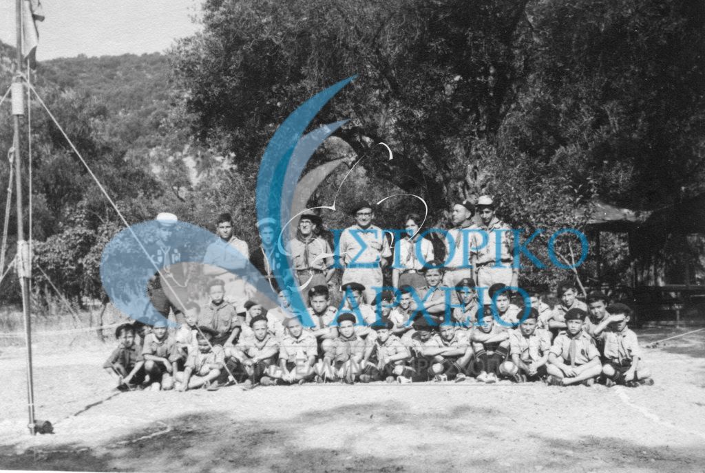 Ο βοηθός ΓΕ Δ. Κουρμούλης με προσκόπους και βαθμοφόρους της Κέρκυρας σε κατασκήνωση το 1962.