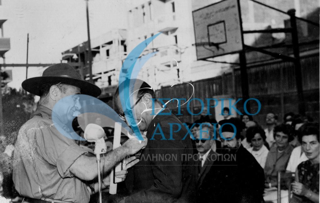 Ο ΠΕ Αλεξάνδρειας Αιγύπτου Λ. Καλόγηρου απονέμει το 1964 το μετάλλιο "Φίλου του Προσκοπισμού" στον Γενικό Πρόξενο της Ελλάδος Β. Θεοδωρόπουλο για την συμβολή του ως Προέδρου της Περιφερειακής Επιτροπής Προσκόπων.