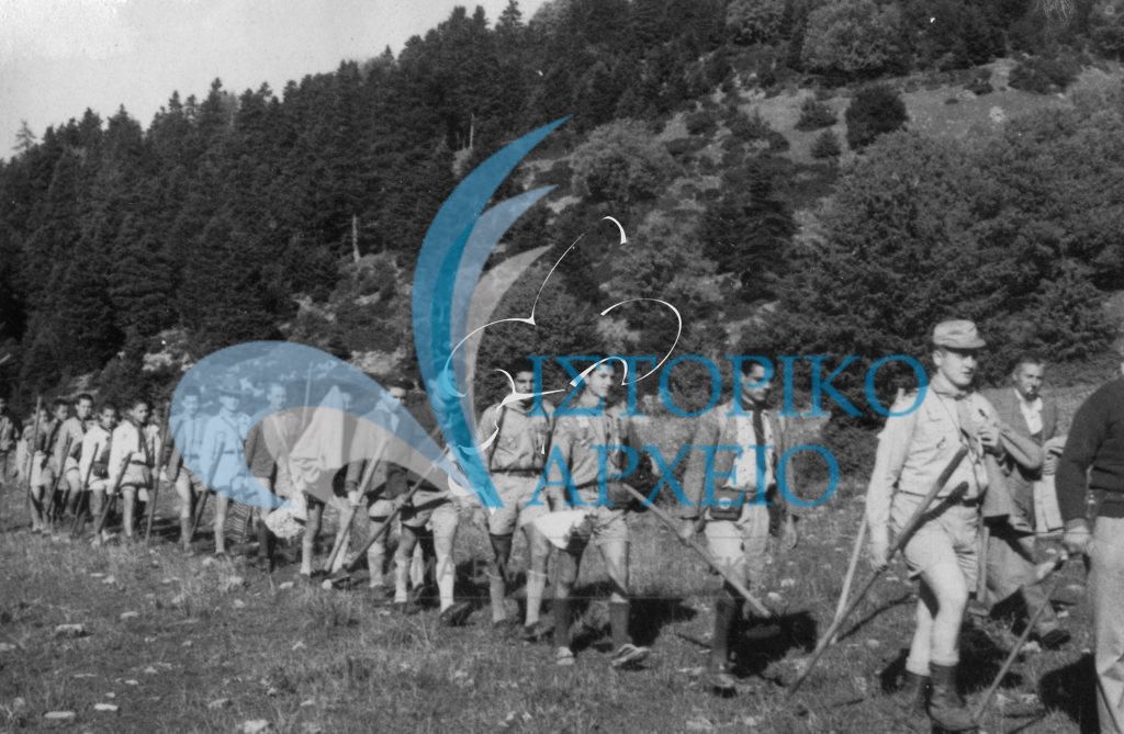 Πρόσκοποι της Λαμίας σε πορεία για το ορειβατικό καταφύγιο στο Καλλίδρομο το 1964.