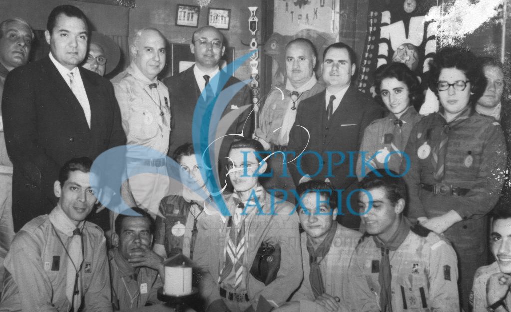 Ο Γεν. Πρόξενος Ι. Γιαννακάκης και ο Πρόξενος Ε. Σπυριδάκης με βαθμοφόρους της περιφέρειας Καϊρου μετά την απονομή των πτυχίων εκπαίδευσης το 1961.
