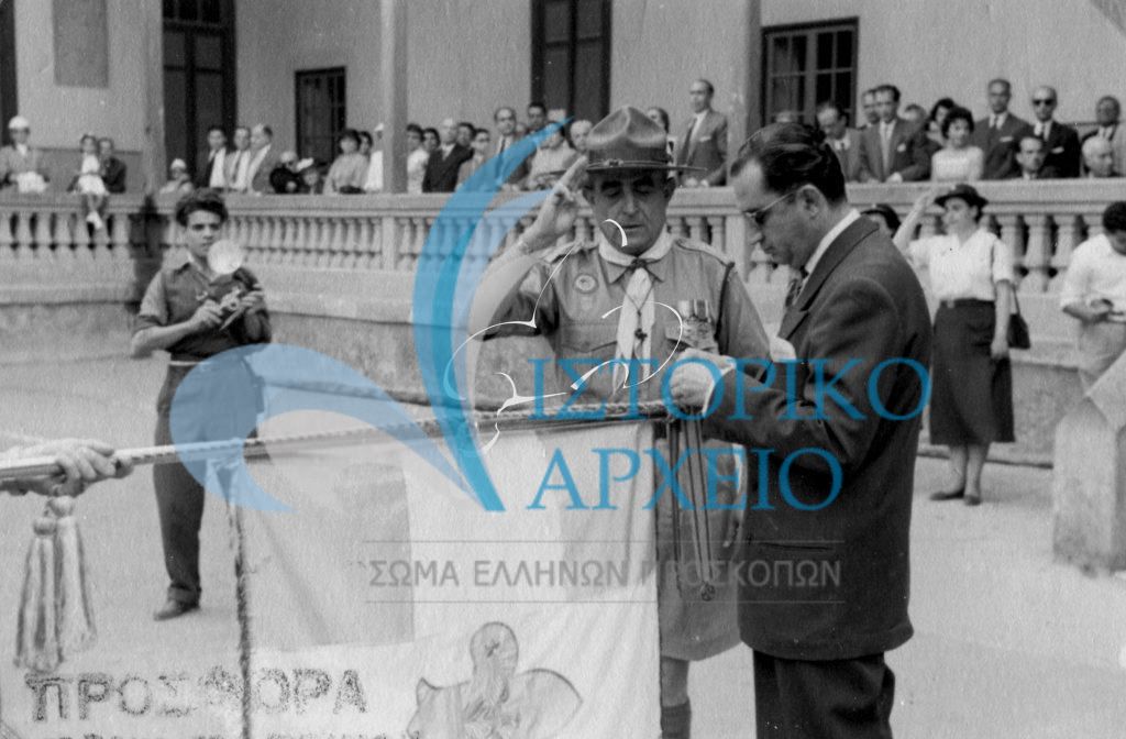 Ο πρόξενος Α. Χατζούδης απονέμει στη Σημαία της ΤΕ Πόρτ Σάιδ το Αριστειο Ανδρείας Β' Τάξεως του ΣΕΠ το 1957.