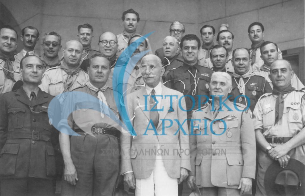 Ο Αντώνης Μπενάκης σε αναμνηστική φωτογραφία με συμμετέχοντες στο 1ο Συνέδριο Βαθμοφόρων Καΐρου το 1951. Διακρίνονται επίσης: Π. Κουρμούλης, Χ. Αναστασιάδης, Π. Σκυριανίδης, Μ. Λιούφης, Γ. Χαλαμανδάρης, Γ. Κουάνης, Δ. Τισσίζης και Μ. Τσιλίμας.