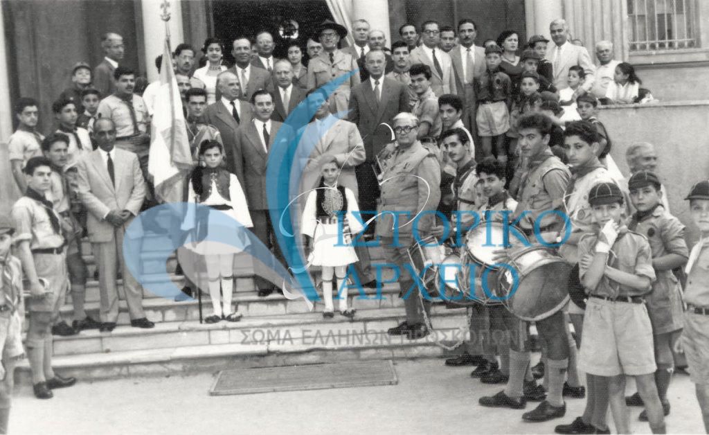 Πρόσκοποι και μέλη της ελληνικής κοινότητας του Σουέζ έξω από την εκκλησία της Αγίας Αικατερίνης μετά την Δοξολογία για την εθνική επέτειο της 28ης Οκτωβρίου το 1955.