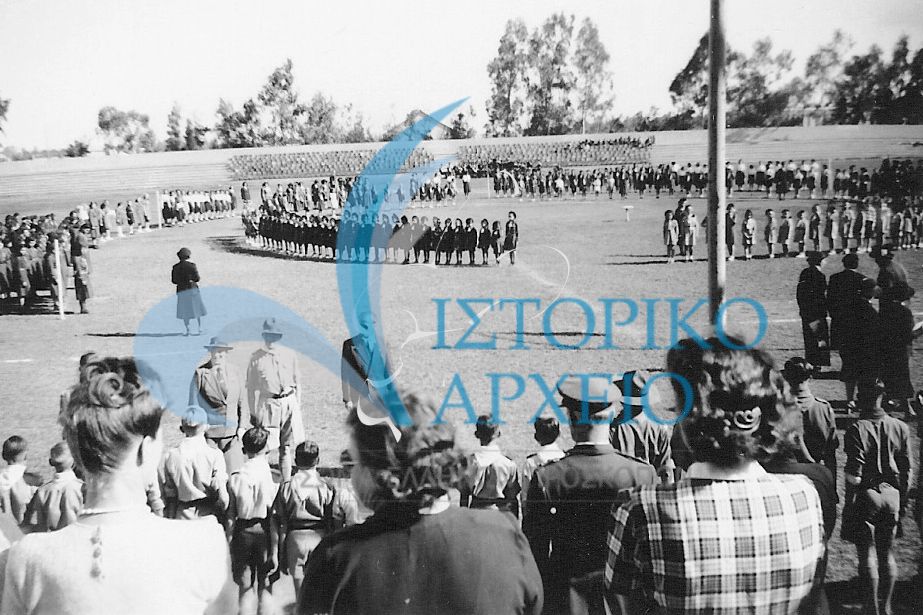 Πρόσκοποι και Οδηγοί σε εορταστική εκδήλωση για την επίσκεψη της Αρχιοδηγού Λαίδης Όλαφ Μπέιντεν Πάουελ το 1949.