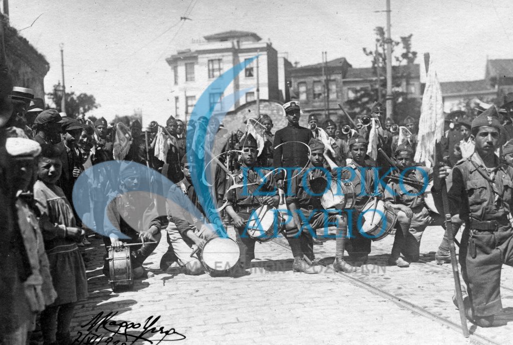 Οι πρόσκοπο από τα Ταταύλα Κωνσταντινούπολης με τύμπανα λίγο πριν από παρέλαση.