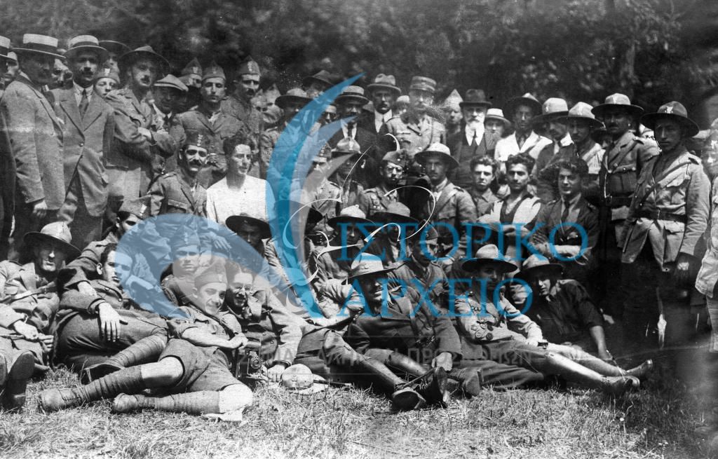Η προσκοπική ομάδα Ταταούλων μαζί με τον τοπικό προσκοπικό σύνδεσμό σε εκδρομή το 1920.