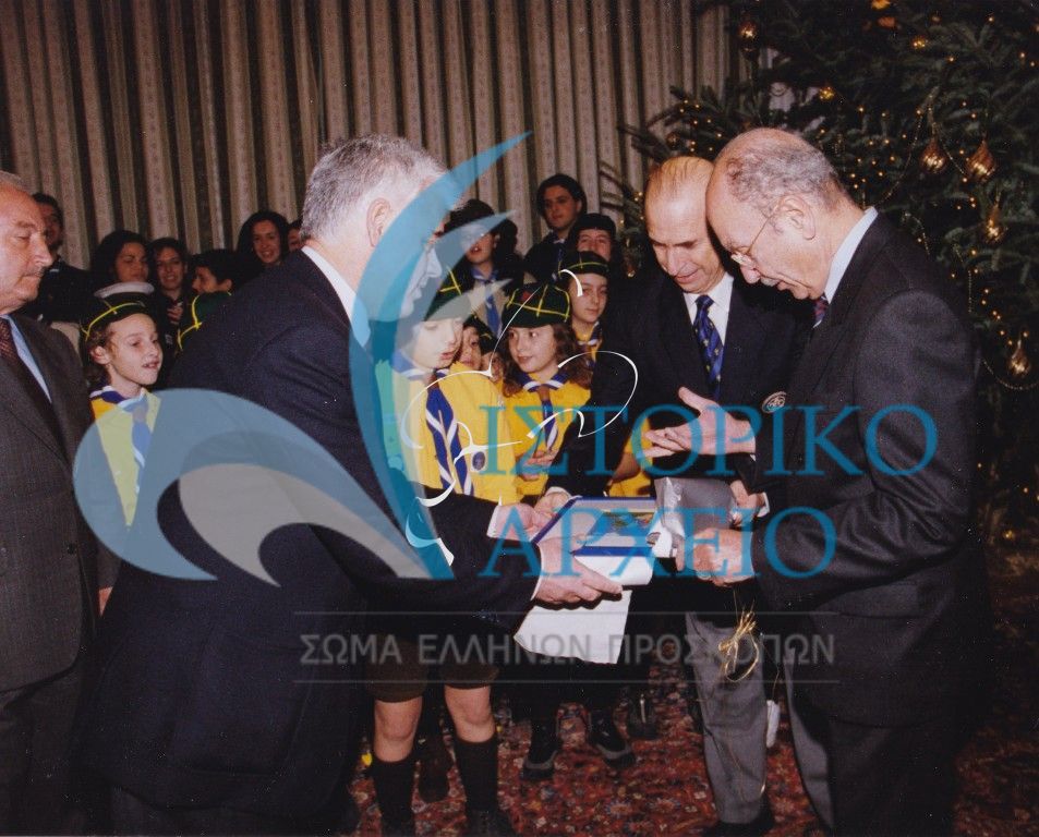 Ο ΓΕ Ι. Κανέτης με τον Εφ. Διοικήσεως Κ. Μαμουζέλο προσφέρουν αναμνηστικό δώρο στον Πρόεδρο της Δημοκρατίας Κωνσταντίνο Στεφανόπουλο στα Κάλαντα των Χριστουγέννων το 2003.