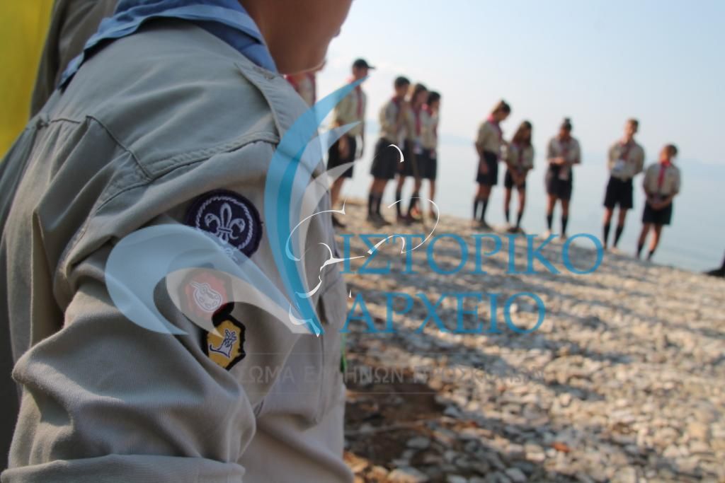 Πρόσκοποι δίπλα στην θάλασσα στην έναρξη της ημέρας του κατά την 5η Πανελλήνια Ναυτοπροσκοπική Ρεγκάτα στο Βόλο. 