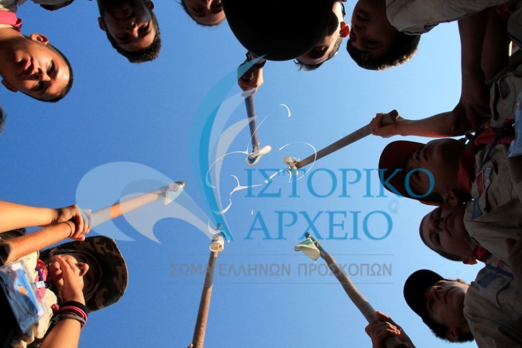 Ενωμοτία φωνάζοντας δυνατά την κραυγή της στη 5η Πανελλήνια Ναυτοπροσκοπική Ρεγκάτα στο Βόλο το 2014.