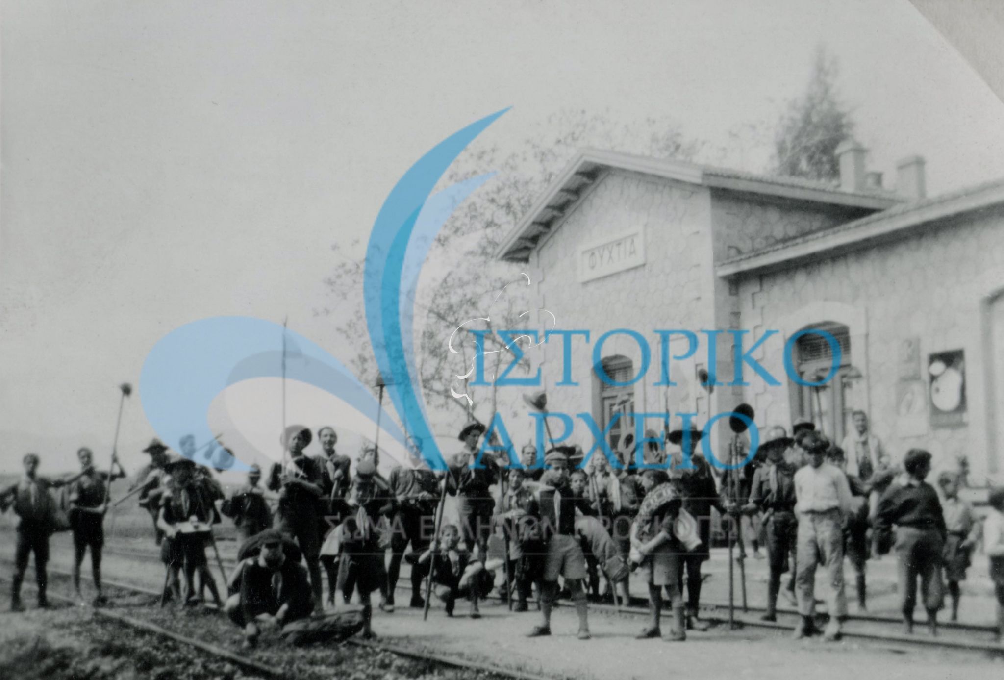 Η 6η Αγέλη Αθηνών εξω από το Σιδηροδρομικό Σταθμό Φιχτιά Αργολιδάς μετά την εκδρομή της στο Ναύπλιο το 1938.