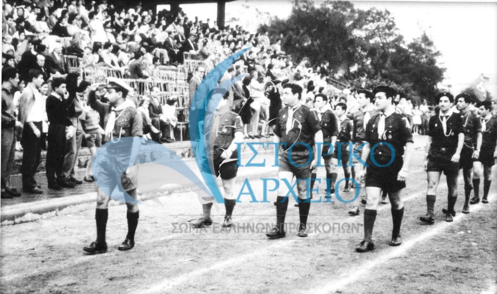 Παρέλαση ακριτών ναυτοπροσκόπων Καϊρου στο Στάδιο Σούμπρας το 1956. Διακρίνονται: Χρ. Μακρυγιάννης, Στ. Κοκκινάς, Γ. Διγενής, Μ. Ατζέμης.