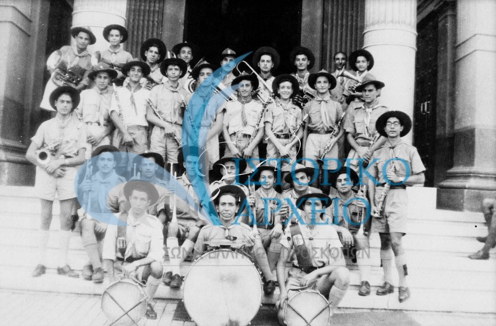 Η τελευταία μπάντα των προσκόπων Καϊρου έξω από τον ναό του Αγίου Κωνσταντίνου το 1947. Διακρίνεται ο μαέστρος Σακέλης