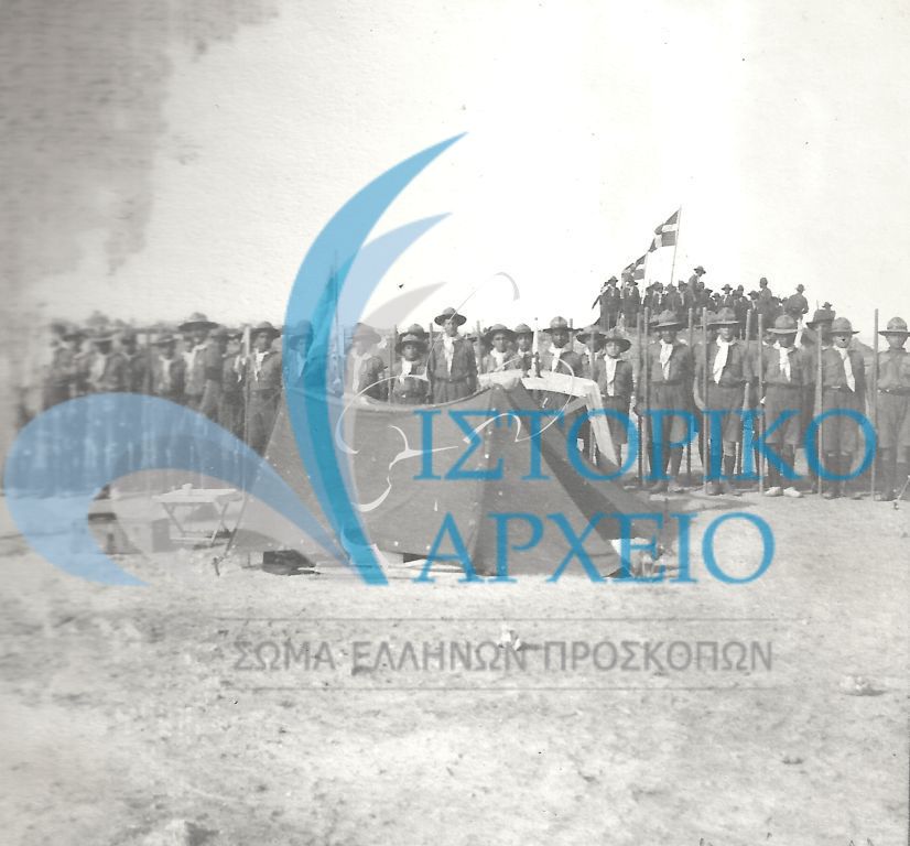 Πρόσκοποι της 6ης Αθηνών σε ομαδική φωτογραφία γύρω από μια σκηνή κατά τη διάρκεια εκδρομής τους τα πρώτα χρόνια.