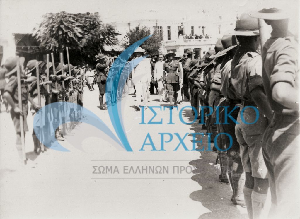 Ο ΓΕ Λ. Πτέρης διαβάζει την Ημερησία Διαταγή κατά την επιθεώρηση των προσκοπικών Ομάδων Ηρακλείου στην Πλατεία Ελευθερίας το 1937 υπό τον Διάδοχο Παύλο. Διακρίνονται μπροστά του ο Γενικός Διοικητής Κρήτης Σφακιανάκης, ο φιλοπρόσκοπος Νομάρχης Ηρακλείου Α. Μάρκελλος και ο ΤΕ Κ. Βαρβεράκης. 