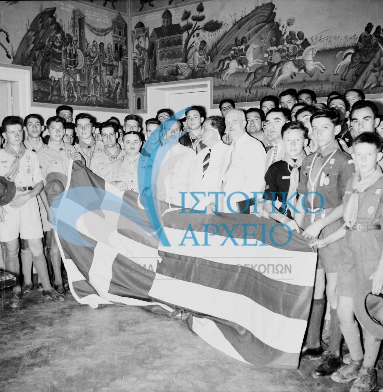 Ο Δήμαρχος Αθηναίων Κωνσταντίνος Κοτζίας παραδίδει τη Σημαία στην Ελληνική Αποστολή που συμμετείχε στο Παγκόσμιο Προσκοπικό Τζάμπορη στην Αυστρία το 1951.