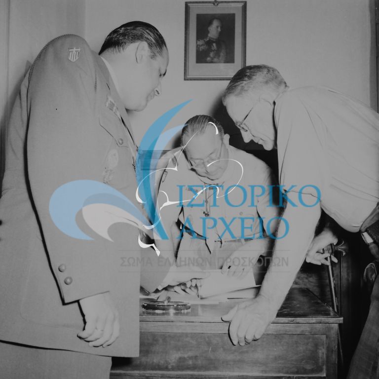 Ο Άγγλος Αρχιπρόσκοπος Rowallad μαζί με τον ΓΕ Δ. Αλεξάτο στα Γραφεία του ΣΕΠ κατά την επίσκεψή του στην Ελλάδα το 1954. 