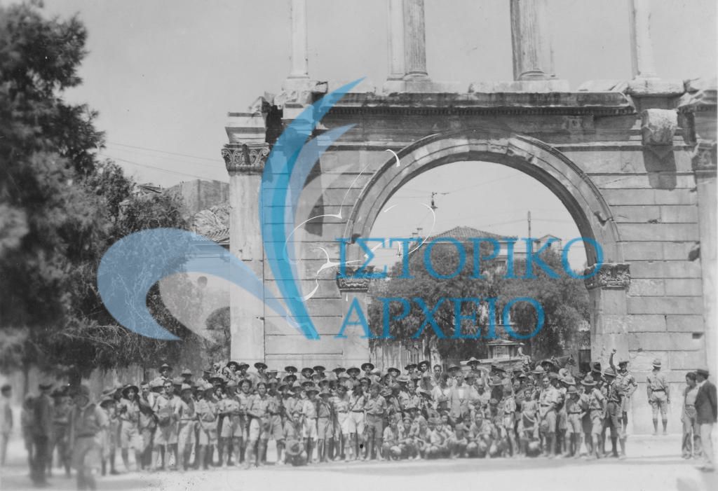 Οι Έλληνες πρόσκοποι Αιγύπτου στην Πύλη του Αδριανού στην Αθήνα κατά την συμμετοχή τους στο Τζάμπορη Αποδήμων το 1950.
